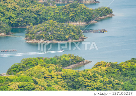 （長崎県）九十九島・佐世保湾に浮かぶ島々　水上スキーを楽しむ人達 127106217