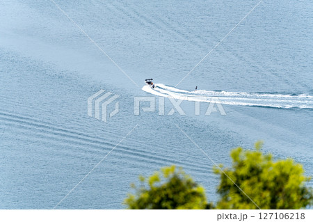 （長崎県）九十九島・佐世保湾に浮かぶ島々　水上スキーを楽しむ人達 127106218