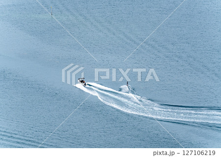 (長崎県)九十九島・佐世保湾に浮かぶ島々 水上スキーを楽しむ人達 (長崎県)九十九島・佐世保湾に浮かぶ島々 水上スキーを楽しむ人達 127106219