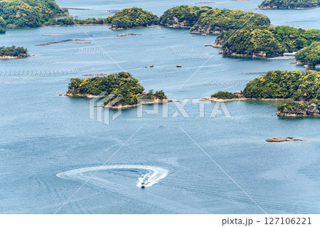 （長崎県）九十九島・佐世保湾に浮かぶ島々　水上スキーを楽しむ人達 127106221