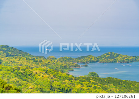 （長崎県）九十九島・佐世保湾に浮かぶ島々　彼方の船舶 127106261