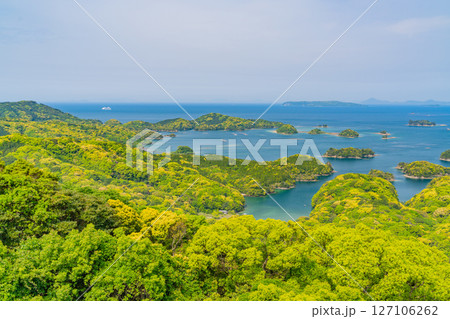 （長崎県）九十九島・佐世保湾に浮かぶ島々　彼方の船舶 127106262