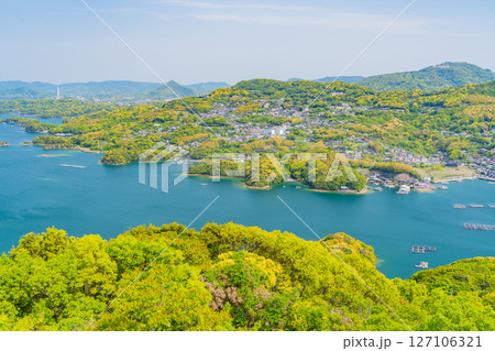 (長崎県)九十九島・佐世保湾に浮かぶ島々 佐世保の街並み (長崎県)九十九島・佐世保湾に浮かぶ島々 佐世保の街並み 127106321