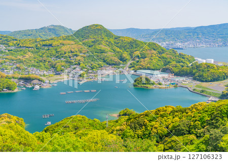 （長崎県）九十九島・佐世保湾に浮かぶ島々　佐世保の街並み 127106323