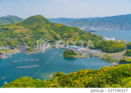 （長崎県）九十九島・佐世保湾に浮かぶ島々　佐世保の街並み 127106327