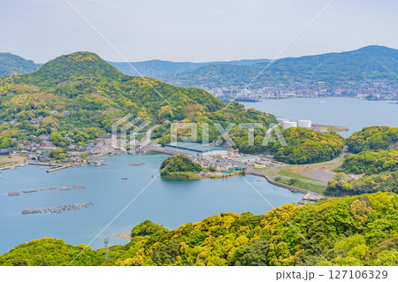 （長崎県）九十九島・佐世保湾に浮かぶ島々　佐世保の街並み 127106329