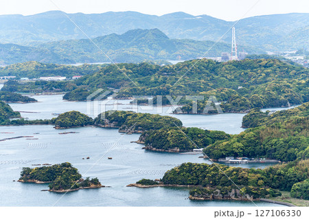 (長崎県)九十九島・佐世保湾に浮かぶ島々 佐世保の街並み (長崎県)九十九島・佐世保湾に浮かぶ島々 佐世保の街並み 127106330