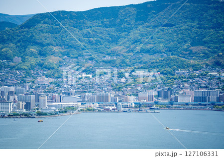 （長崎県）九十九島・佐世保湾に浮かぶ島々　佐世保の街並み 127106331