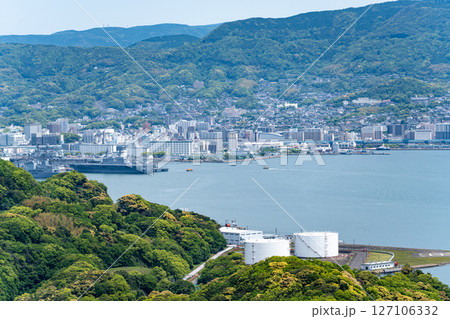 (長崎県)九十九島・佐世保湾に浮かぶ島々 佐世保の街並み (長崎県)九十九島・佐世保湾に浮かぶ島々 佐世保の街並み 127106332
