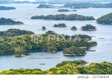 （長崎県）展海峰展望台から眺める、九十九島・佐世保湾に浮かぶ島々 127106428