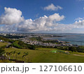 高台から見る海と町 127106610