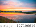 田んぼに映る夕焼け 127106619