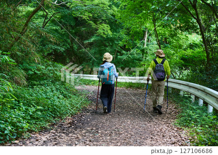 ハイキング　トレッキング　シニア　散歩　登山 127106686