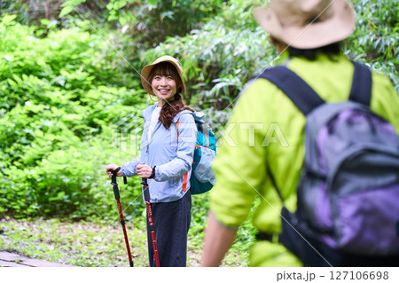 ハイキング　トレッキング　シニア　散歩　登山 127106698
