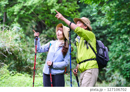 ハイキング　トレッキング　シニア　散歩　登山 127106702