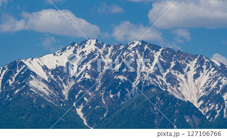 残雪の北アルプスと新緑の山並み 長野県小川村 残雪の北アルプスと新緑の山並み 長野県小川村 127106766