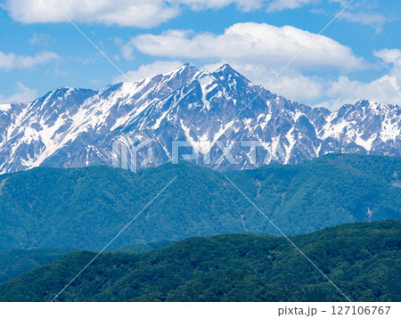残雪の北アルプスと新緑の山並み 長野県小川村 残雪の北アルプスと新緑の山並み 長野県小川村 127106767