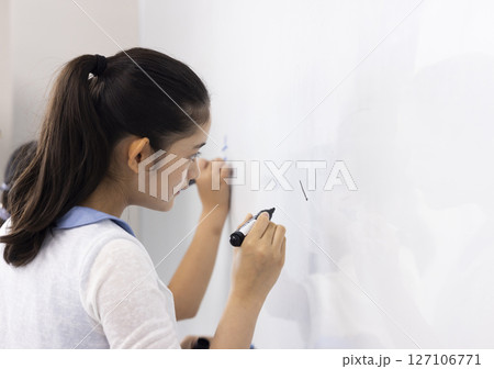 授業を受ける学生 授業を受ける学生 127106771