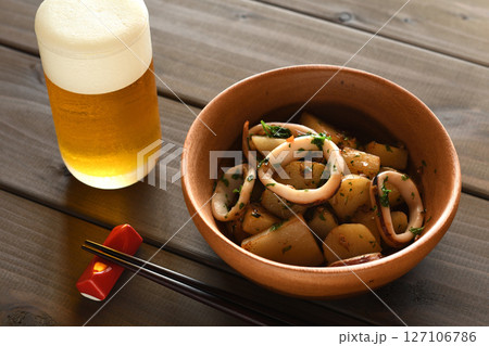 じゃがいもとイカのにんにくバター醬油炒め じゃがいもとイカのにんにくバター醬油炒め 127106786