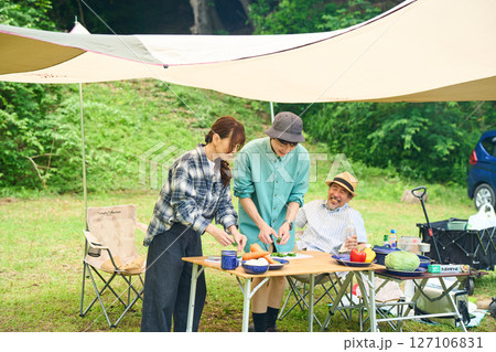 キャンプ アウトドア バーベキュー BBQ 家族 親子 キャンプ アウトドア バーベキュー BBQ 家族 親子 127106831