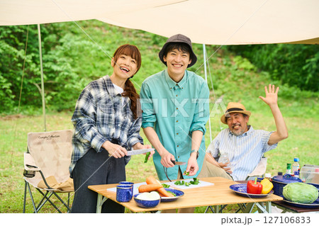 キャンプ　アウトドア　バーベキュー　BBQ　家族　親子 127106833