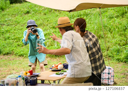 キャンプ　アウトドア　バーベキュー　BBQ　家族　親子 127106837