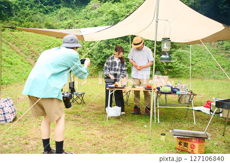 キャンプ　アウトドア　バーベキュー　BBQ　家族　親子 127106840