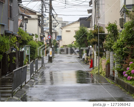 雨が降る住宅密集地の風景 127106842