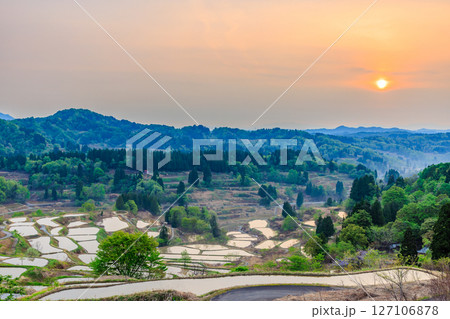 初夏の星峠の棚田と朝日　新潟県十日町市 127106878