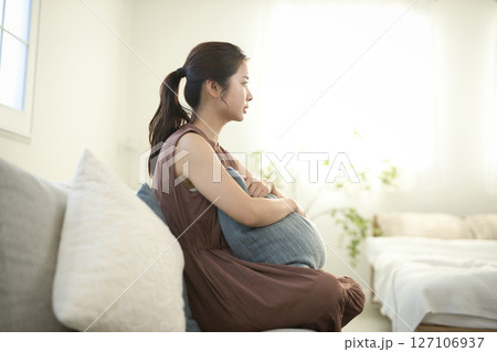 ソファに座る20代女性　ビューティーイメージ 127106937
