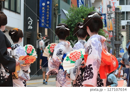 夏祭りの見物に来た芸妓 夏祭りの見物に来た芸妓 127107034