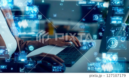 オフィスで作業する女性とデジタルテクノロジーのコンセプトビジュアル 127107179