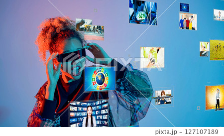 VRゴーグルで立体映像を見る外国人女性のコンセプトビジュアル 127107189