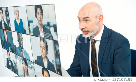 ビデオ会議に参加する外国人男性のコンセプトビジュアル ビデオ会議に参加する外国人男性のコンセプトビジュアル 127107199