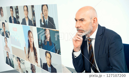 ビデオ会議に参加する外国人男性のコンセプトビジュアル 127107200