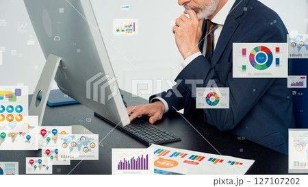 オフィスで作業するビジネスマンと電子書類のコンセプトビジュアル 127107202