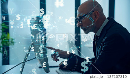 オフィスでパソコンを見るビジネスマンと電子マネーのコンセプトビジュアル 127107210