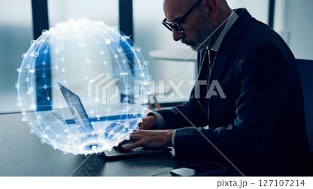 オフィスでパソコンを使う外国人男性とネットワークのコンセプトビジュアル 127107214