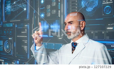 未来的なインターフェースを見る白衣を着た外国人男性のコンセプトビジュアル 127107229
