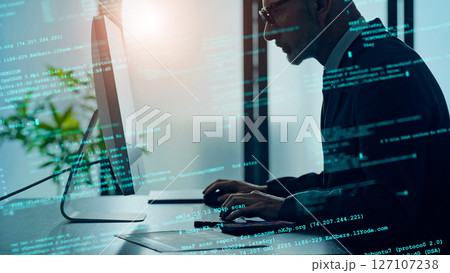 オフィスで作業する男性とプログラミングコードのコンセプトビジュアル 127107238