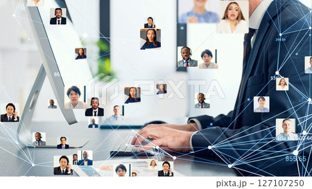 パソコンを使う男性と多国籍の人々のネットワークのコンセプトビジュアル 127107250