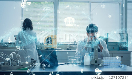 実験する多国籍の科学者グループと遺伝子研究のコンセプト 127107254