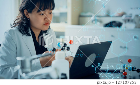 研究する科学者と化学技術のコンセプト 127107255