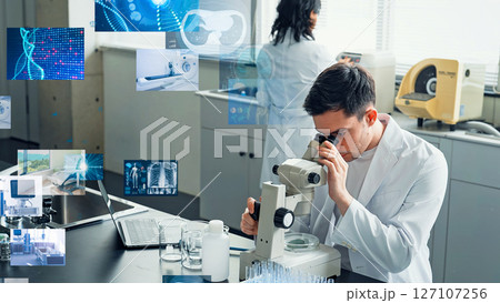 実験する多国籍の科学者グループと医療技術のコンセプト 実験する多国籍の科学者グループと医療技術のコンセプト 127107256