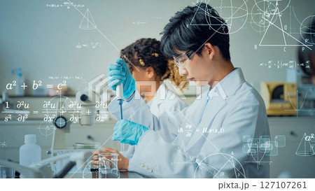 実験する多国籍の科学者グループと研究開発のコンセプト 実験する多国籍の科学者グループと研究開発のコンセプト 127107261