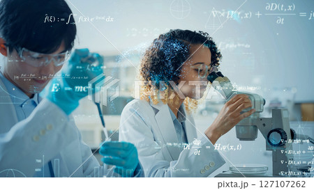 実験する多国籍の科学者グループと研究開発のコンセプト 127107262