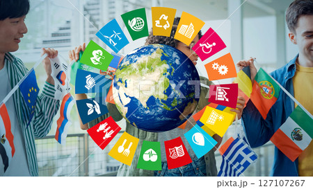 万国旗を持つ多国籍の人々とSDGsのコンセプト 万国旗を持つ多国籍の人々とSDGsのコンセプト 127107267