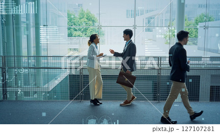 オフィスで会話する多国籍の人々と統計データのコンセプト オフィスで会話する多国籍の人々と統計データのコンセプト 127107281