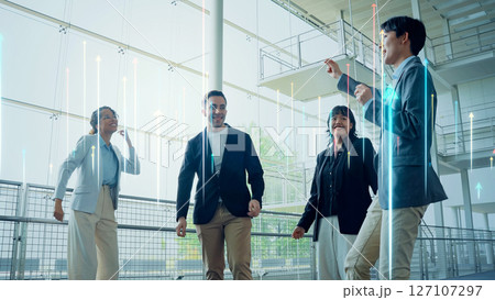 ダンスする多国籍ビジネスパーソンのグループと上昇のコンセプト ダンスする多国籍ビジネスパーソンのグループと上昇のコンセプト 127107297