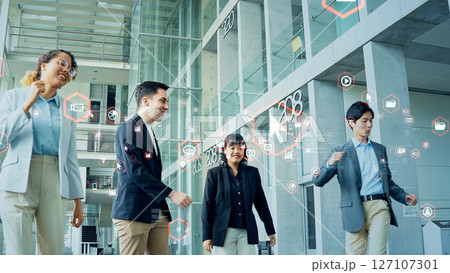 多国籍ビジネスパーソンのグループとビジネステクノロジーのコンセプト 127107301